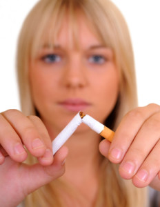 Junge Frau zerbricht eine Zigarette young woman breaks a cigaret